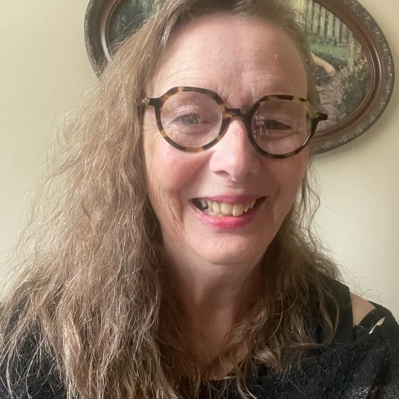 Poshmark’s show be notified - Picture 1 of 1